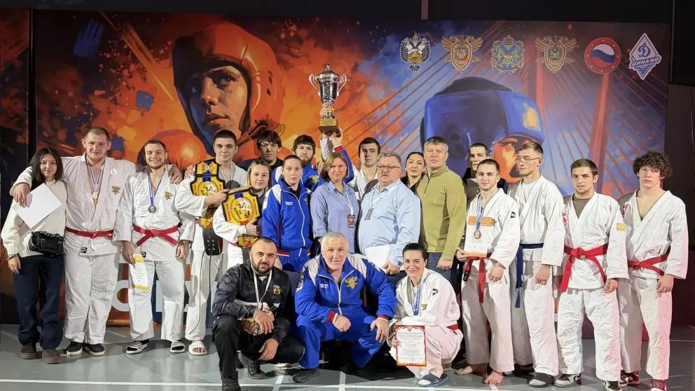 Ставропольские рукопашники собрали комплект медалей во Владивостоке