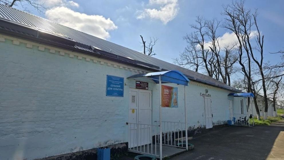В посёлке Ударном завершают ремонт крыши Дома культуры