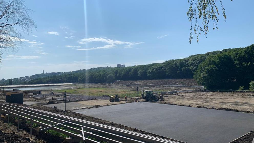 На Комсомольском озере Ставрополя устанавливают спортплощадки