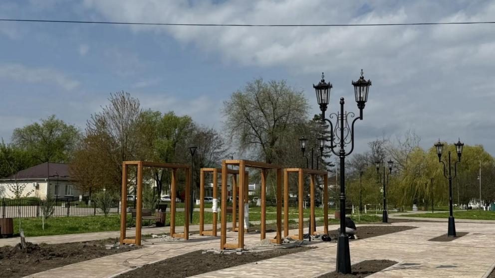 В парке села Новоселицкого округа продолжаются работы по благоустройству