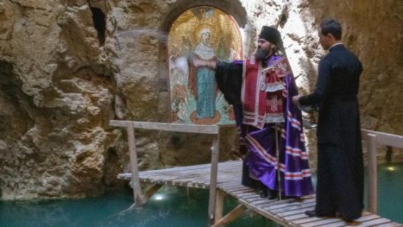 Православные Пятигорска прошли пасхальным крестным ходом к озеру Провал