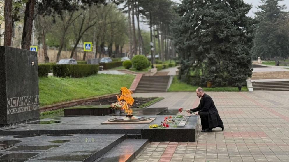 Участники клуба «Эльбрус» возложили цветы к мемориалам воинской славы