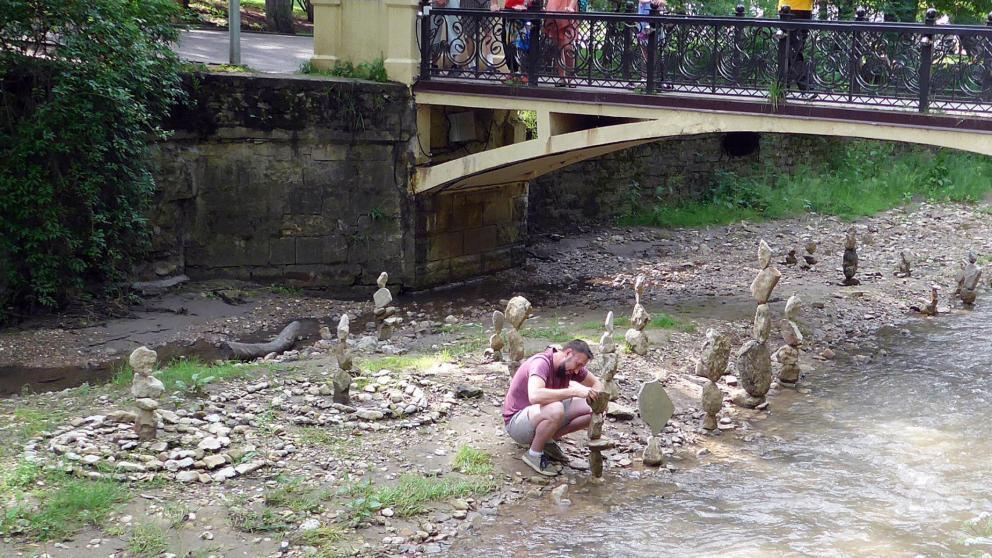 Чудеса балансировки камней показал кисловодчанин Виталий Сапожников