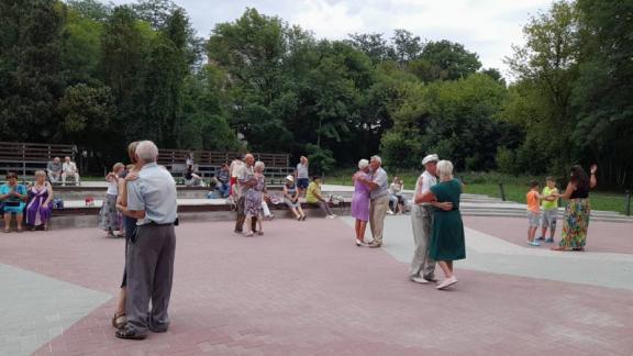 Твист, вальс и ламбада чередовались на ретро-дискотеке в Невинномысске