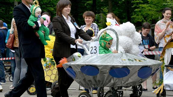 На дефиле колясок в Ставрополь прибыли танк, НЛО, новогодняя ёлка и другие