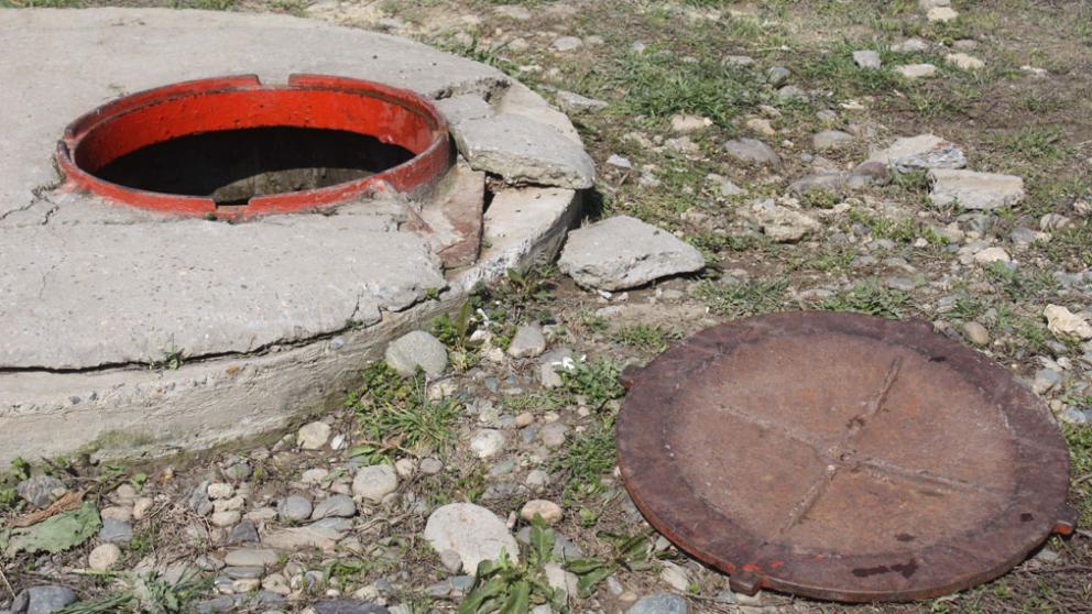 Спасатели из Дивного вытащили жеребенка, упавшего в глубокий колодец