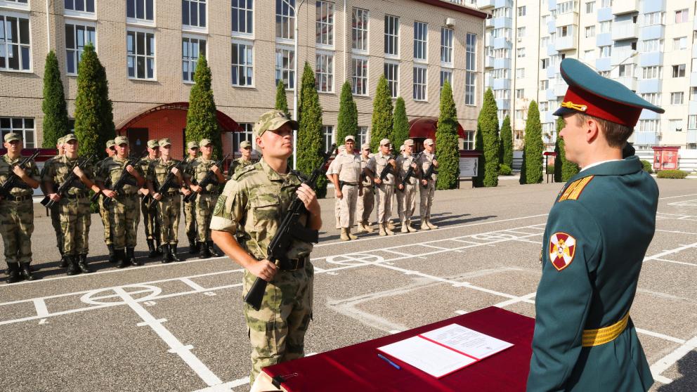 Новобранцы Росгвардии приняли военную присягу в Пятигорске
