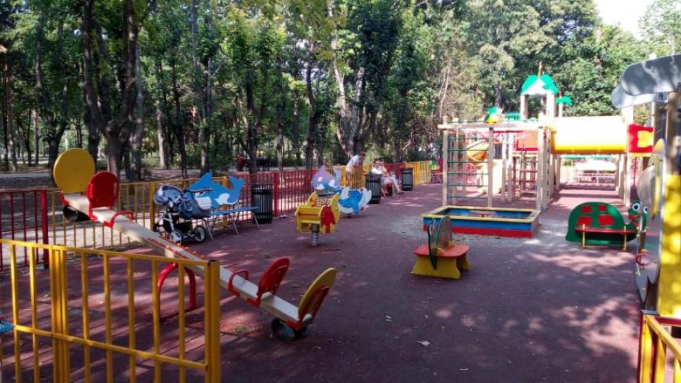В Ессентуках установили детскую площадку в сквере на Первомайской