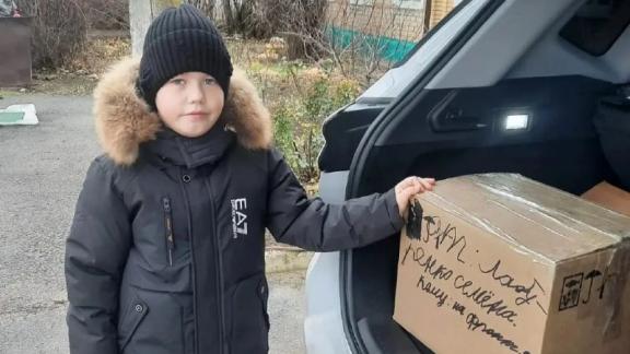 Юный волонтёр из села Арзгир поздравил бойцов с праздником