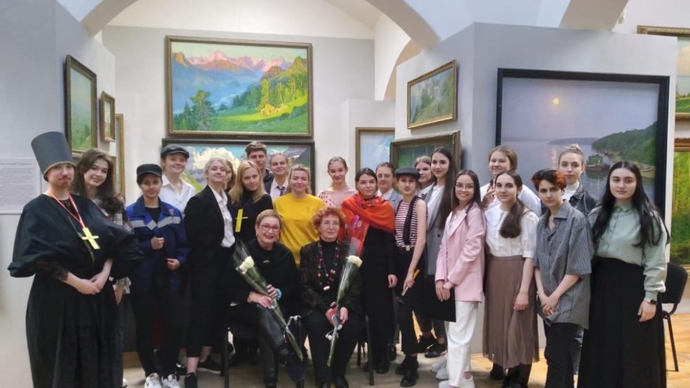 Слово Маяковского прозвучало из уст студентов среди полотен Павла Гречишкина