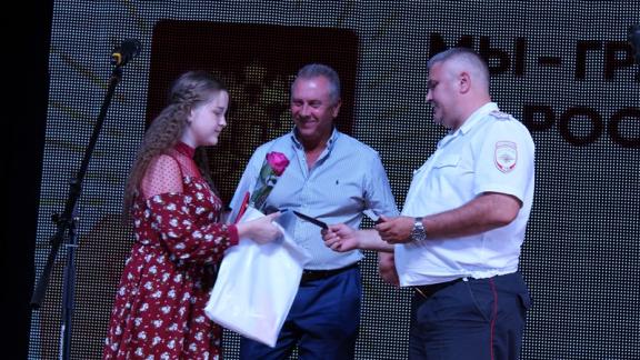 В Ипатово лучшим школьникам вручили паспорта и подарки