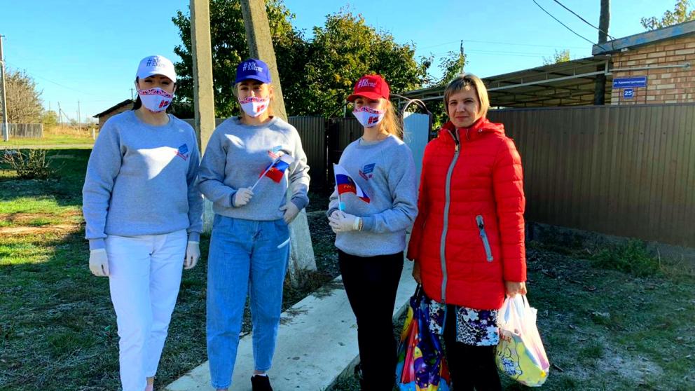 В Красногвардейском районе Ставрополья волонтёры раздали нуждающимся продуктовые наборы