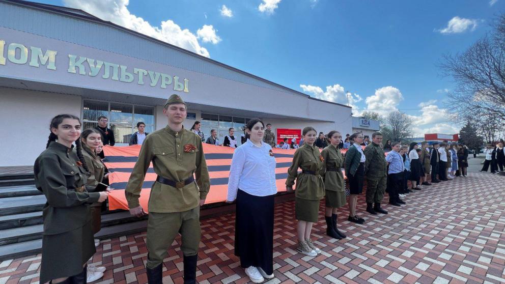 В Грачёвском округе Ставрополья развернули большую георгиевскую ленту