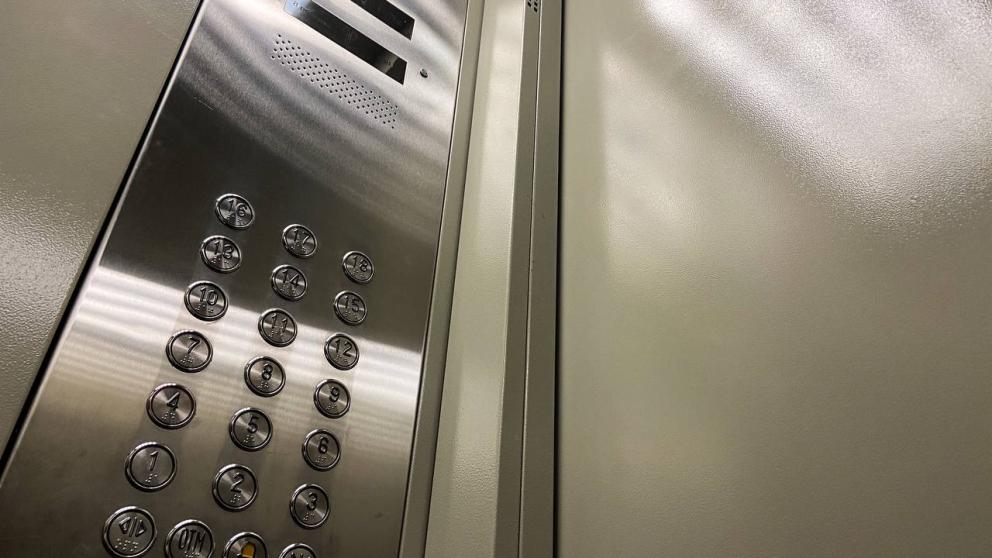 В 6 городах Ставрополья поменяют 44 лифта в многоквартирных домах