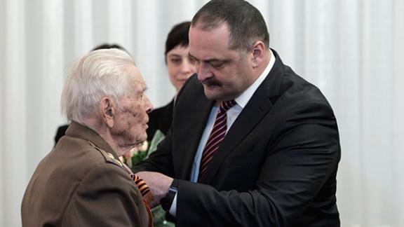 Полпред Сергей Меликов вручил ветеранам Ставрополья медали 70-летия Победы