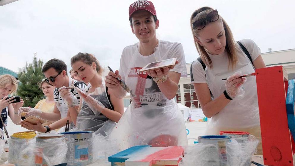 Участники Студвесны разрисовывают матрёшки и занимаются спортом