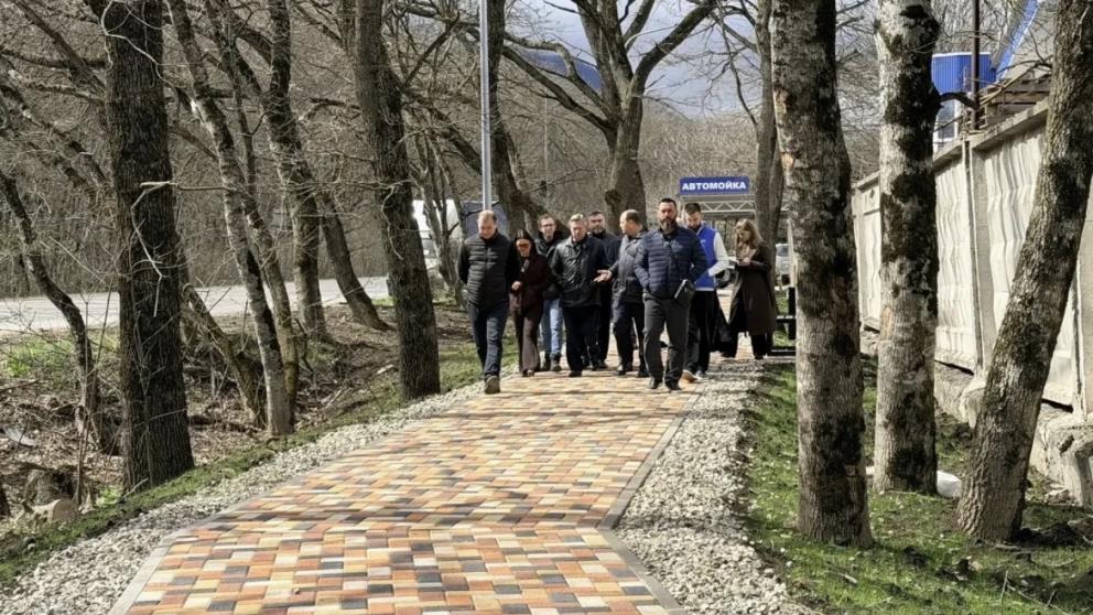 В Железноводске открыли подъездную дорогу с инновационной системой водоотведения