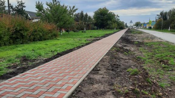 В посёлке Горьковском обновили тротуары по программе поддержки местных инициатив