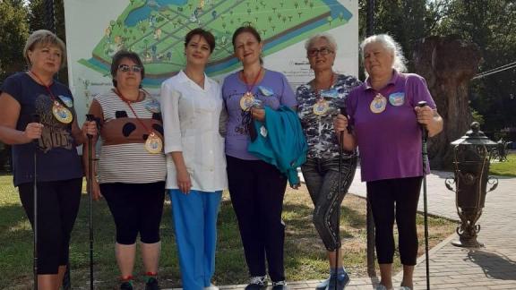 Невинномысские пенсионеры выбирают скандинавскую ходьбу