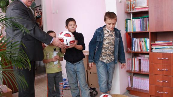 Пожарные вручили новогодние подарки детдомовцам в Ставрополе