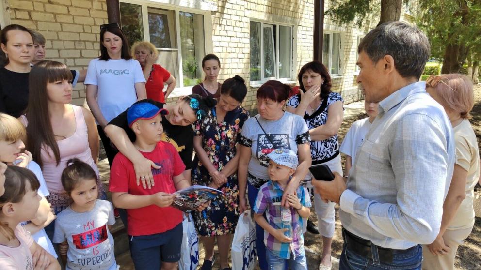 Более 2 тысяч раскрасок вручили детям в больнице Ставрополя и в пунктах временного размещения