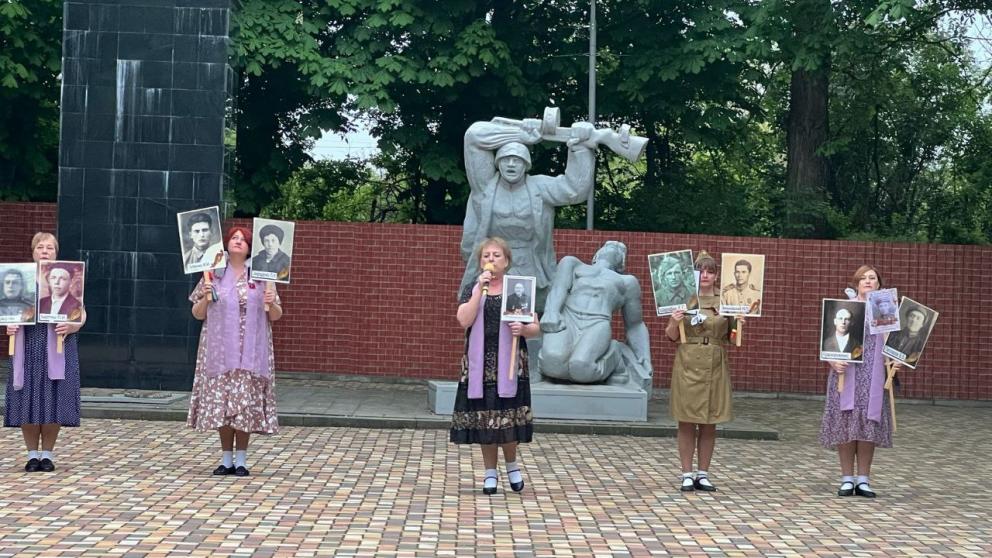 Жителей Светлограда с Днём Победы поздравила фронтовая бригада