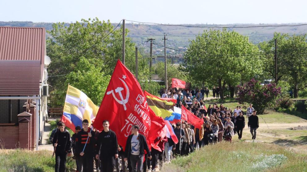 В Петровском округе Ставрополья на горе Куцай водрузили копию Знамени Победы