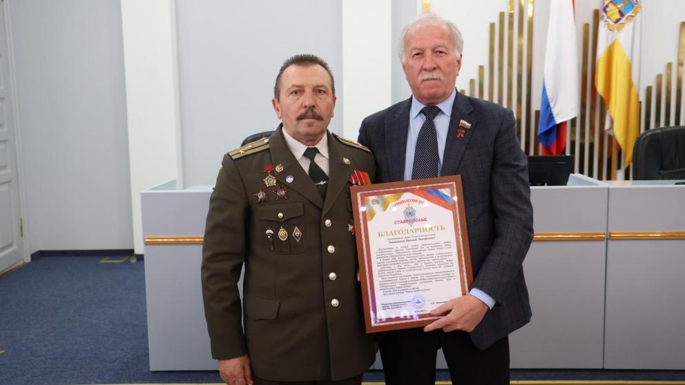 Депутаты Ставрополья передали медали Минобороны РФ бойцам в зоне СВО