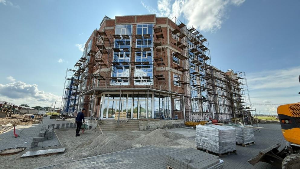 Строительная готовность поликлиники в Михайловске превысила 60 процентов