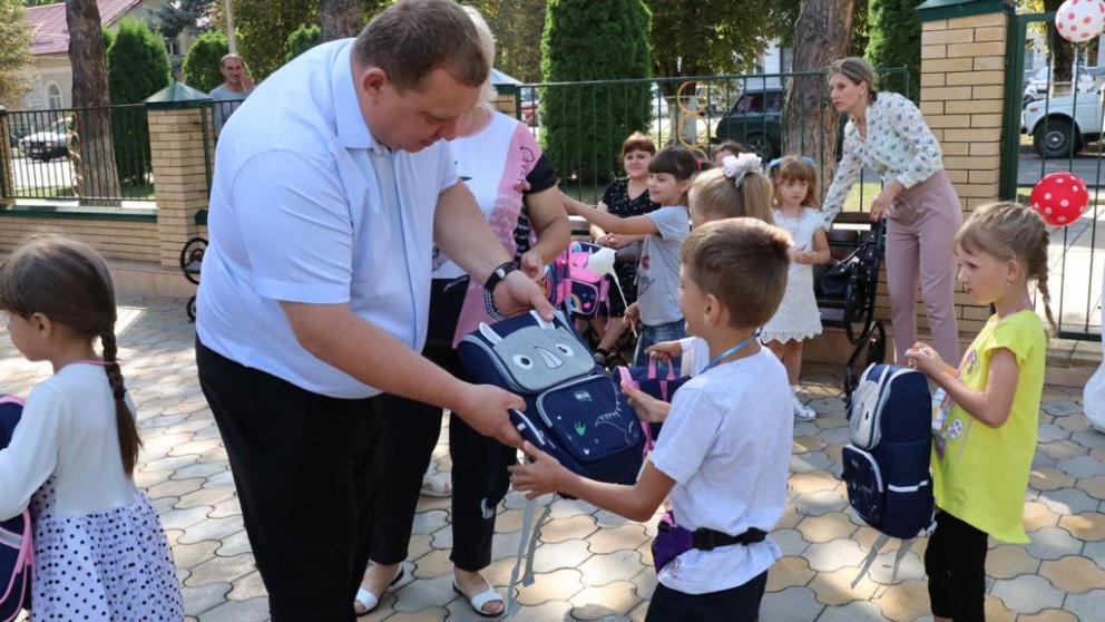 В Предгорном округе собрали в школу 120 первоклассников из малоимущих семей