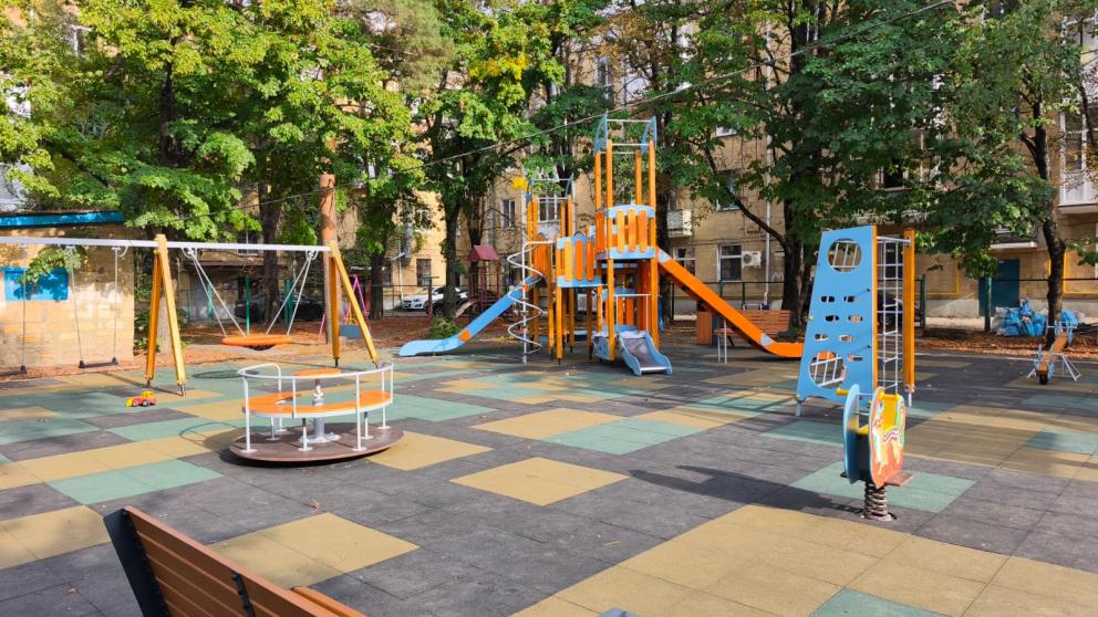 В Октябрьском районе Ставрополя обновили три детские площадки