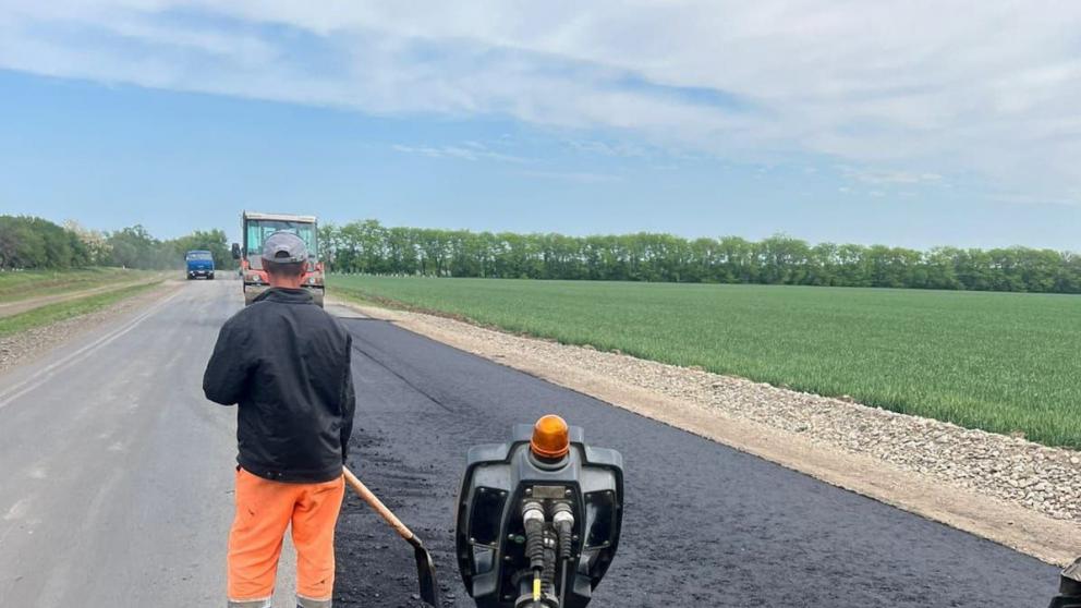 На Ставрополье ремонтируют участок дороги Сенгилеевское – Новотроицкая