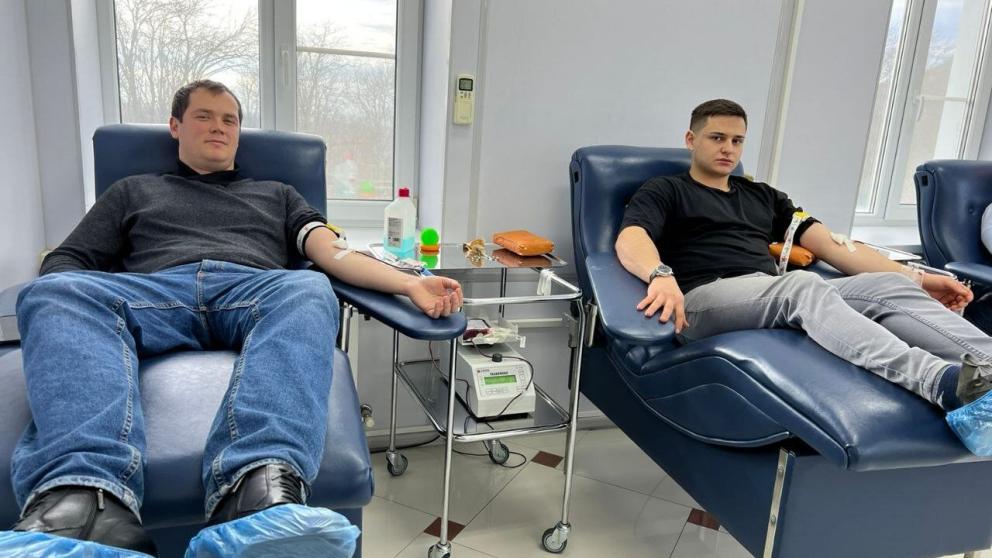 Добровольцы в Железноводске сдают кровь для раненных военных