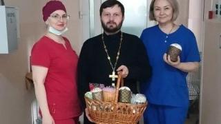 В Невинномысске священнослужитель поздравил врачей и пациентов горбольницы с Пасхой