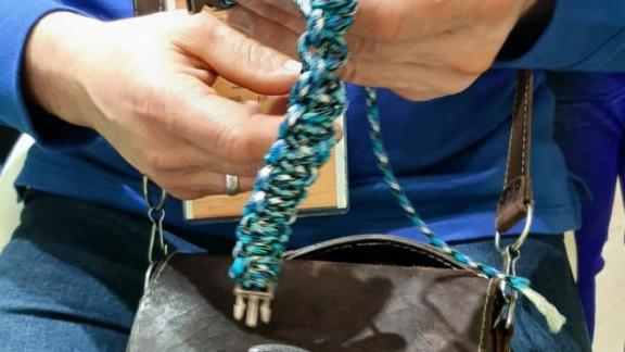 Тактические браслеты для военных изготавливают в Георгиевском округе