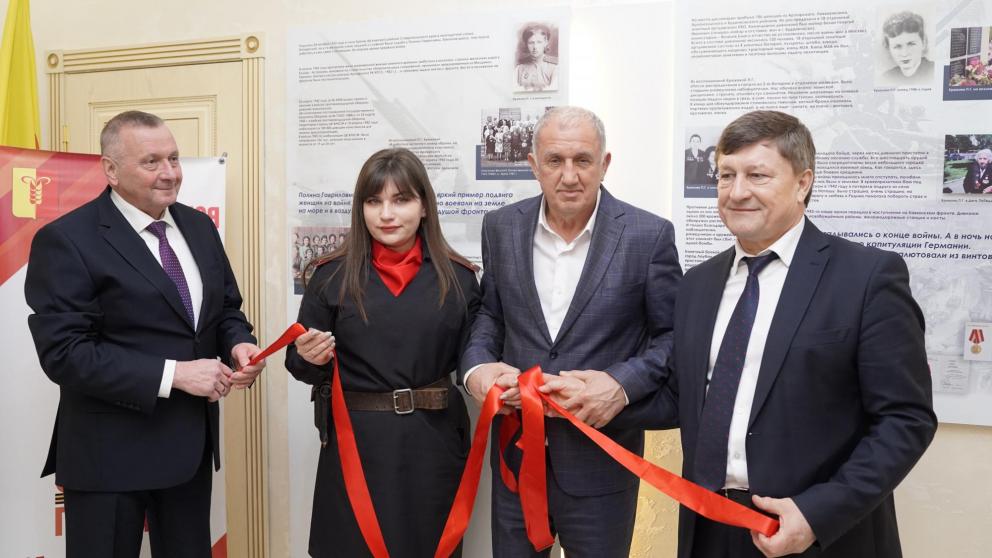 В Арзгирском округе Ставрополья открыли выставку в память о ветеране ЗАГСа