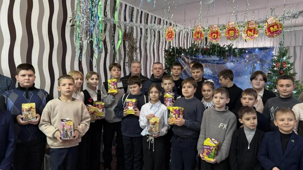 Школьники из Антрацита получили сладкие подарки от ставропольцев