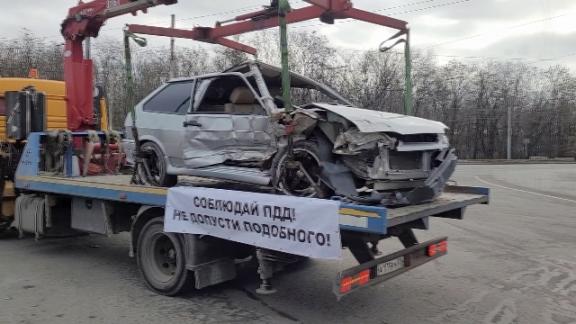 Повреждённый в аварии автомобиль провезли по улицам Ставрополя