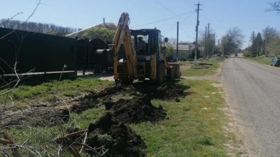 В хуторе Спорном обустраивают тротуар на улице Мира