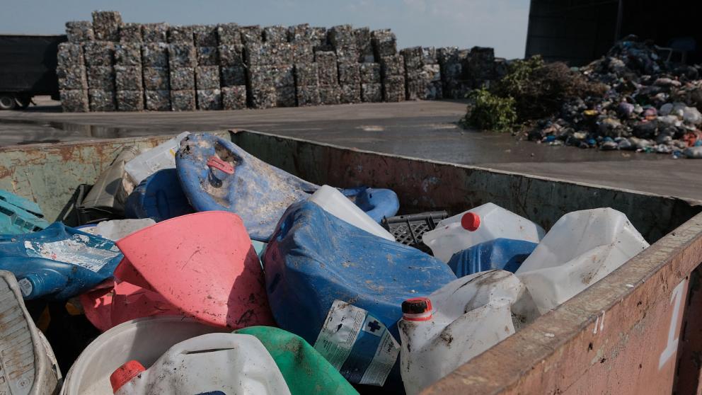 На Ставрополье освоили производство уличной мебели из вторичного пластика