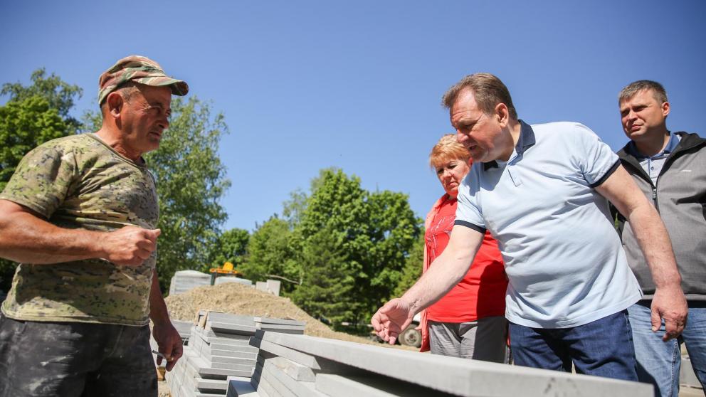 В ставропольском сквере воинам-афганцам облицовывают главный постамент