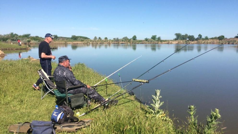 В Ипатовском округе в соревнованиях по рыбной ловле участвуют люди разных возрастов