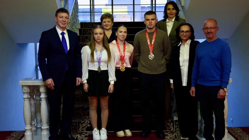 Зампред правительства СК Иван Нифонтов встретился со ставропольскими акробатами