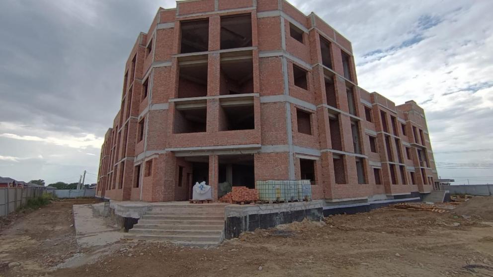 В Михайловске обустраивают кровлю новой поликлиники