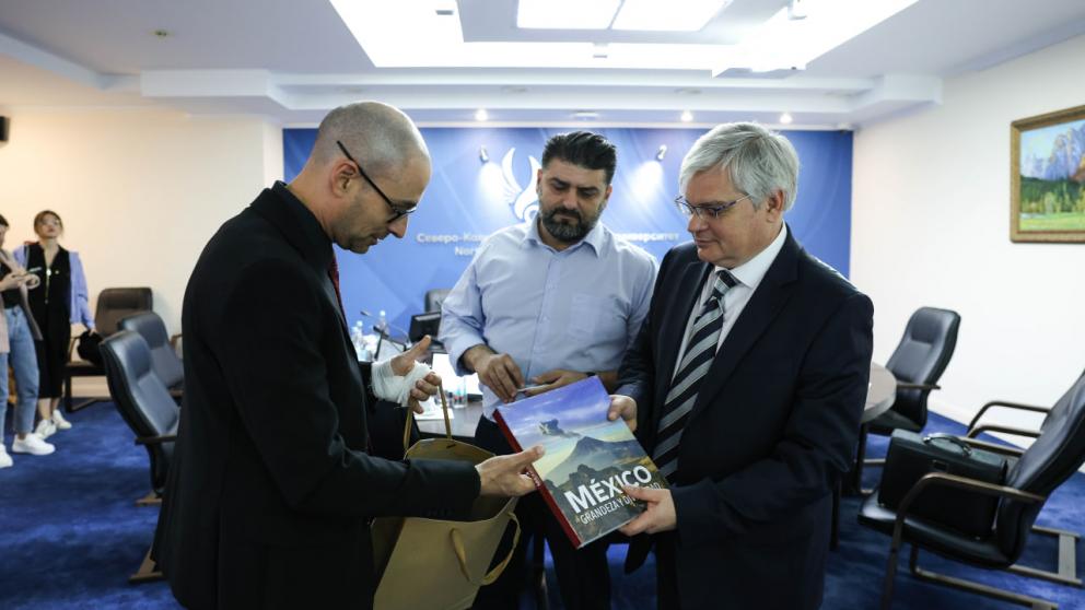 Чрезвычайный и полномочный посол Мексики в России посетил СКФУ