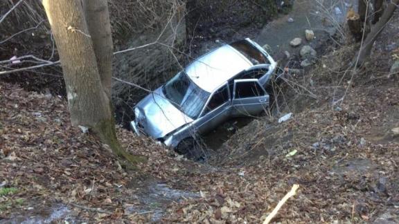 В Кисловодске легковушка угодила в канаву