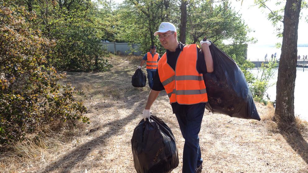 Владимир Владимиров принял участие в субботнике на Новотроицком водохранилище