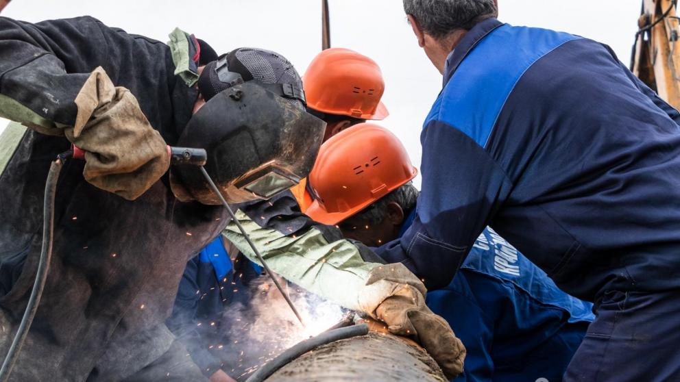 Аварийный участок водопровода ремонтируют в селе Крымгиреевском на Ставрополье