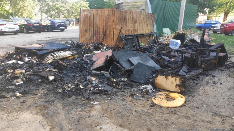 В Будённовске подожгли мусорные контейнеры