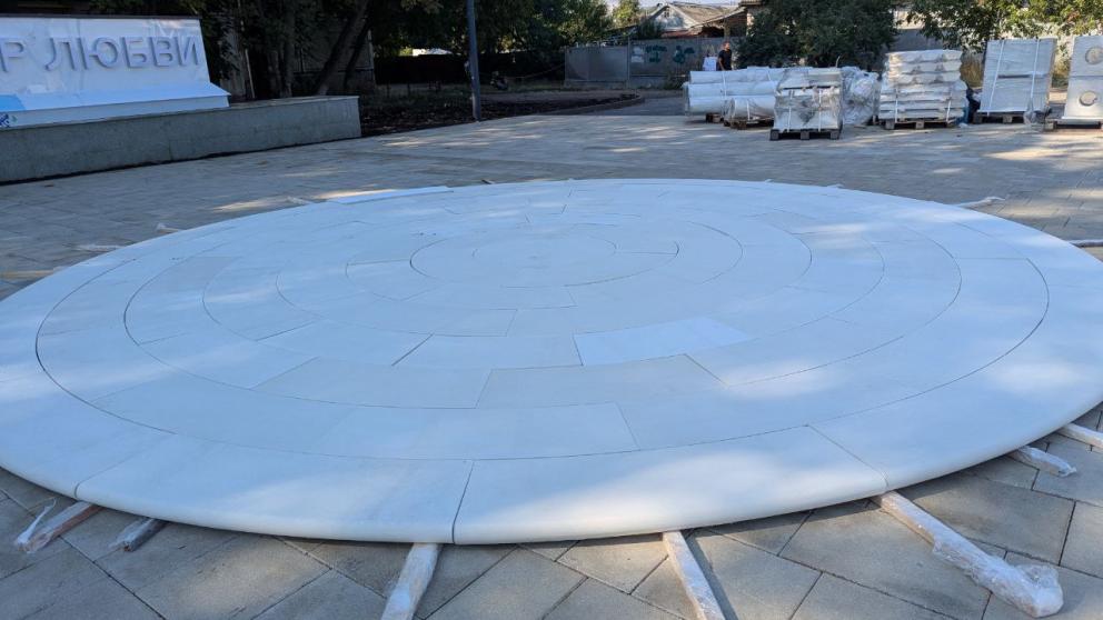 В Ессентуках в сквере у городского ЗАГСа устанавливают ротонду